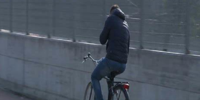 Le strappa di mano il cellulare mentre scatta delle foto poi fugge in bici