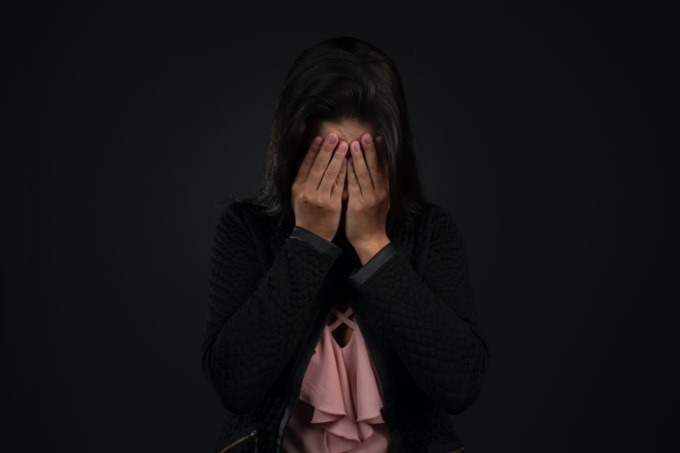 Dopo la fine della storia con l’ex compagna, inizia a stalkerizzarla e a pubblicare sui social foto e video intimi