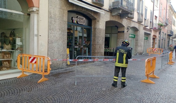 Cadono calcinacci da un edificio, Vigili del Fuoco in centro a Crema