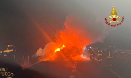 Incendio in autostrada, auto prende fuoco nella notte sulla A21