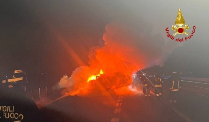 Incendio in autostrada, auto prende fuoco nella notte sulla A21