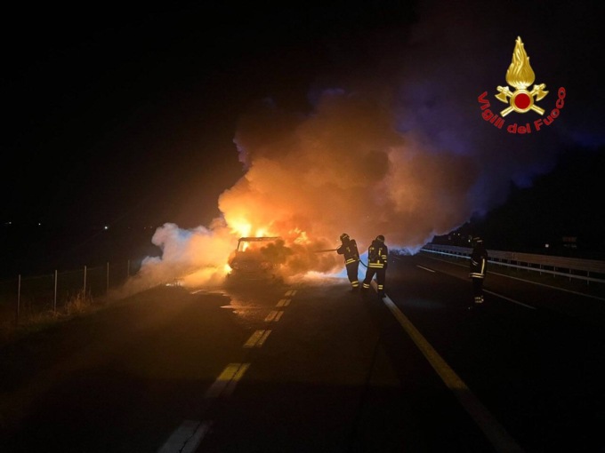 Parcheggia l’auto e poi si allontana, scoppia l’incendio nel parcheggio