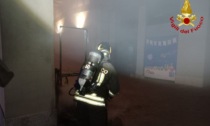 Incendio nella notte al Toys Center di Crema, distrutti dal fuoco alcuni carrelli