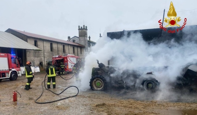 Le foto del mezzo agricolo avvolto dalle fiamme a Castelleone