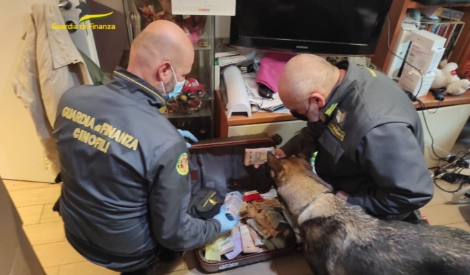 Fatture false e riciclaggio, sequestrati oltre 5 milioni di euro in contanti
