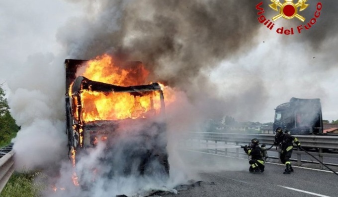 Incendio in A21, in fiamme un autoarticolato: traffico bloccato e code di 9 km