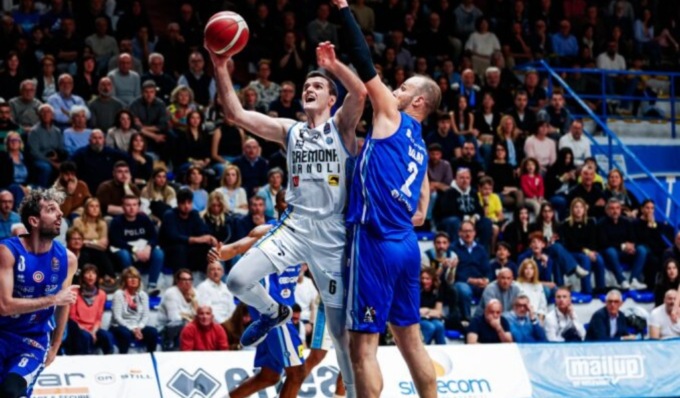 La Vanoli Cremona vince 84-77 il derby con la Germani Brescia e raggiunge la salvezza