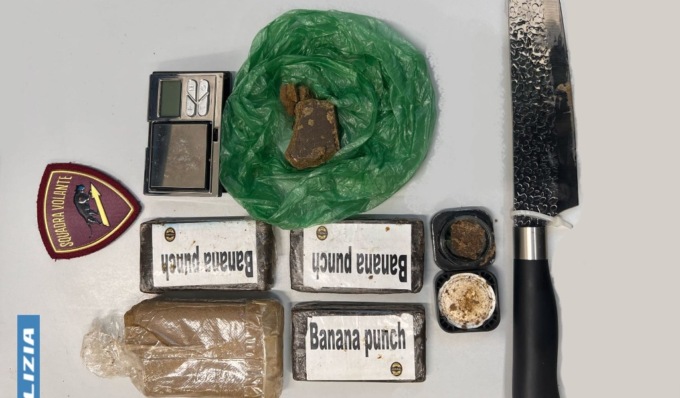 Hashish nascosta negli slip e in casa, arrestato pusher 25enne