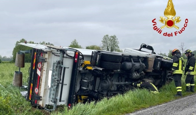 Autocarro esce di strada e si ribalta in un campo, soccorso autista 60enne