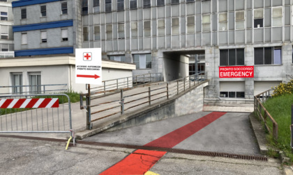 Paura al Pronto Soccorso di Cremona: uomo in escandescenze danneggia il reparto e aggredisce due agenti