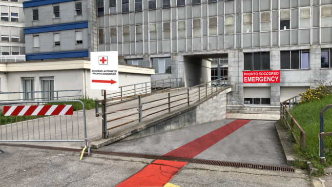 Paura al Pronto Soccorso di Cremona: uomo in escandescenze danneggia il reparto e aggredisce due agenti