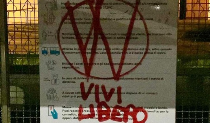 Scritte No Vax sulla pensilina del bus, due donne indagate a Cremona