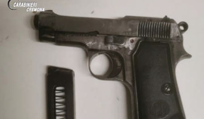 Gira di notte armato di pistola e crea scompiglio in un locale del centro di Cremona