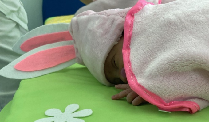 Pasquetta con sorpresa all’ospedale di Cremona, i nuovi nati si svegliano in un “prato verde”