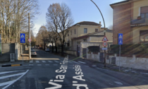 Ciclista 20enne travolto da un'auto a Cremona, portato via con l'ambulanza