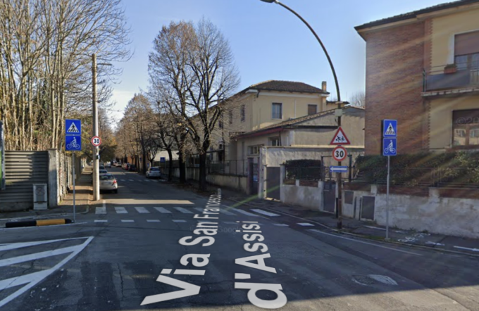 Ciclista 20enne travolto da un’auto a Cremona, portato via con l’ambulanza