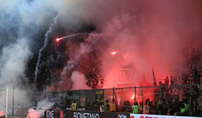 Affiancano pullman di tifosi della Cremonese e lo danneggiano: daspo di 8 anni per tifoso violento (e recidivo)
