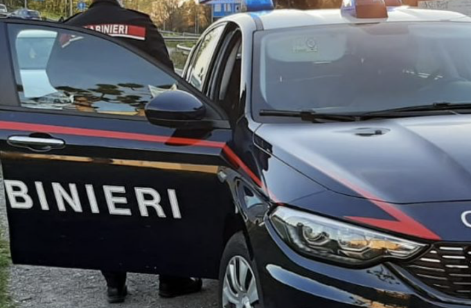 A bordo dell’auto sospetta un 35enne irregolare, avviata l’espulsione