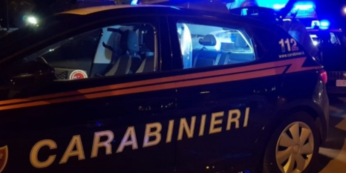 In stato di ebbrezza si schianta con l’auto contro un palo: 42enne nei guai