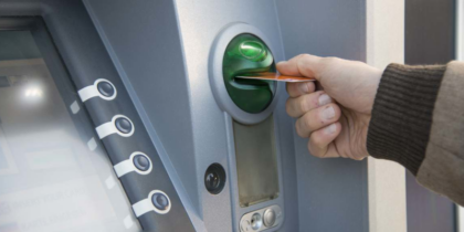 Con bancomat rubato si danno agli acquisti in diversi negozi: sottratti oltre 3mila euro