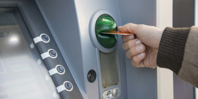 Ruba due bancomat e compra di tutto spendendo oltre 2.500 euro