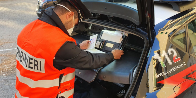 Alla guida senza patente, rifiuta di sottoporsi al test per l’uso di stupefacenti