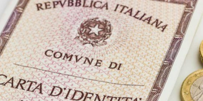 Mostra documenti falsi, intestati ad altri ma con la sua foto: 42enne nei guai