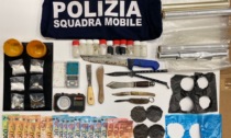 Spaccia nel box di casa: trovato con cocaina, marijuana e 700 euro in contanti