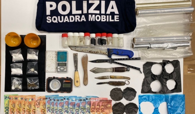 Spaccia nel box di casa: trovato con cocaina, marijuana e 700 euro in contanti