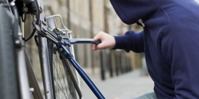 Ruba una bici ma viene beccato dalla madre della vittima del furto