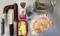 Trovato con hashish, ketamina e coltelli: 30enne arrestato per spaccio