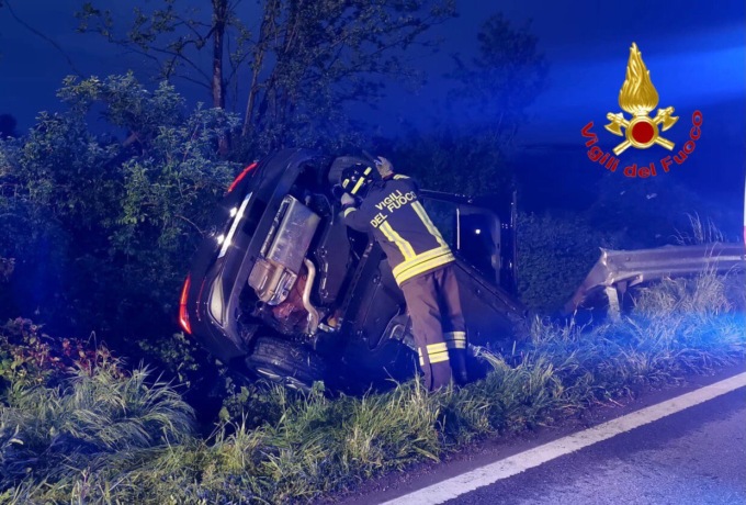 Finisce con l’auto in un fosso ma scappa prima che arrivino i soccorsi, mistero nel Cremasco