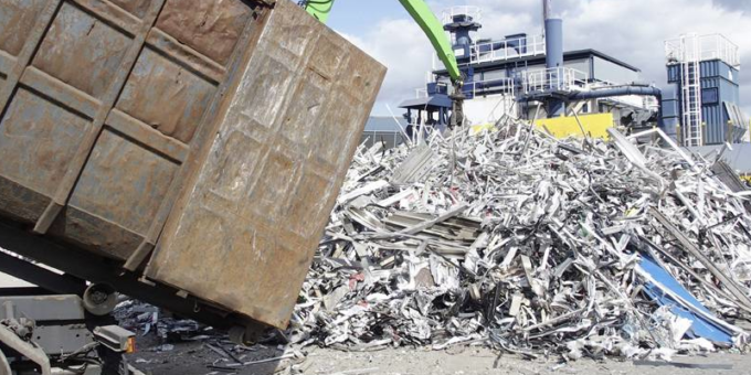 Taglia la rete e ruba oggetti metallici in due isole ecologiche: 42enne nei guai