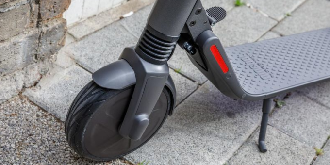 Ruba il monopattino elettrico e poi scappa in auto, tradito dalle riprese delle telecamere