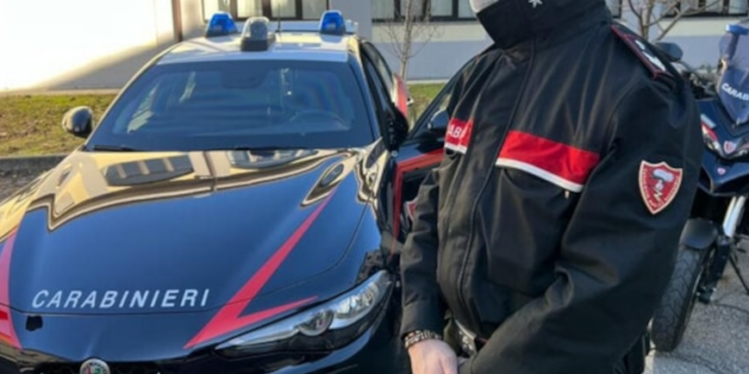 Tentata rapina in un esercizio commerciale: 42enne scappa in auto