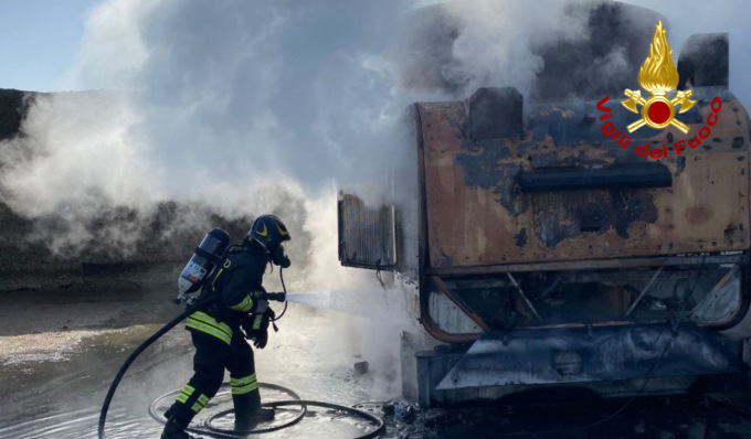 Incendio in azienda agricola, a fuoco un mezzo agricolo