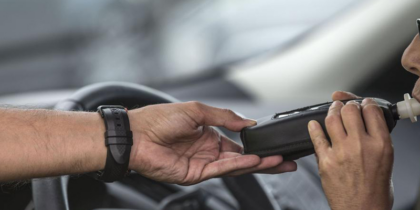 Causa un incidente in stato di ebbrezza: 26enne trovata con tasso tre volte oltre i limite