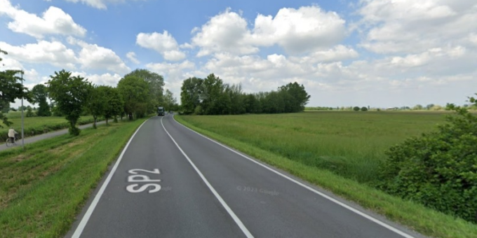 Investe un motociclista rompendogli una gamba, poi si dà alla fuga