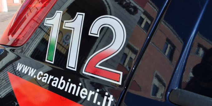 Maltratta, insulta e minaccia di morte la moglie per anni: l’ennesima lite violenta