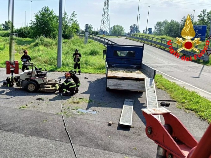 Schiacciato dal trattorino tagliaerba, muore 63enne di Ostiano