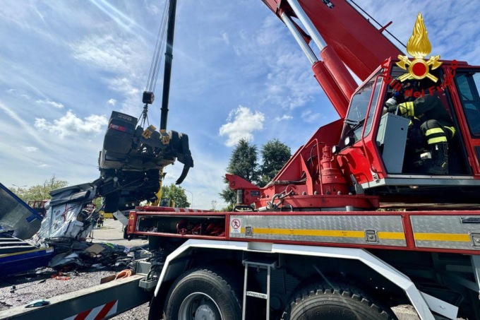 Camion travolge auto in area servizio sulla A21: morto autista e 7 intossicati