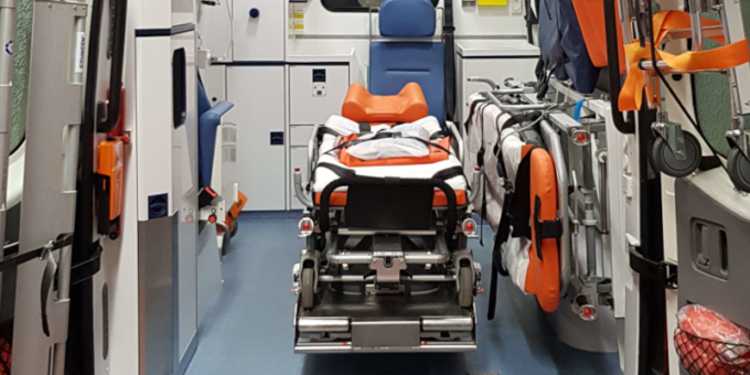 Madre alla guida sbanda e finisce fuori strada: a bordo il figlio di 2 anni