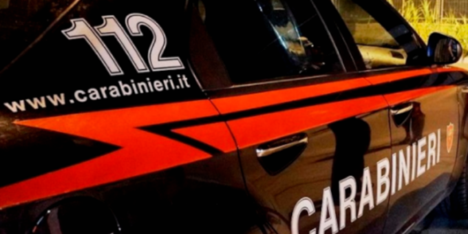Forzano la saracinesca della farmacia per poi scappare con un misero bottino