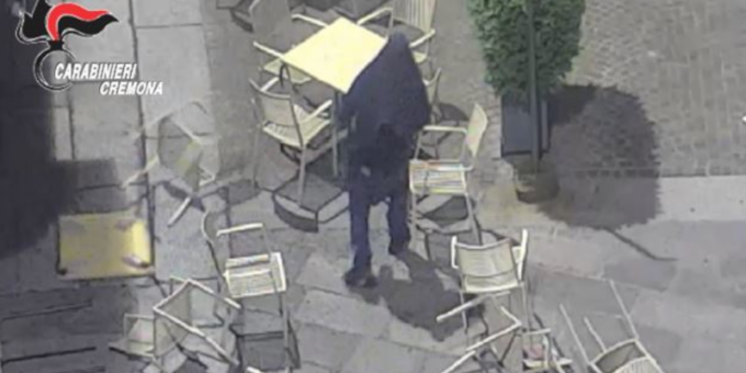 Si scatena durante la notte e danneggia i locali in centro città: 46enne nei guai