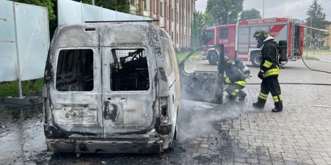 Furgone in fiamme, preoccupazione nel vicinato