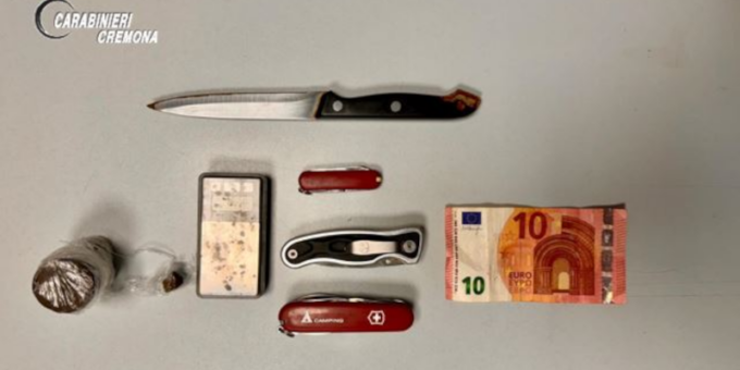 Sorpreso mentre spacciava: con sé hashish, 4 coltelli e un bilancino