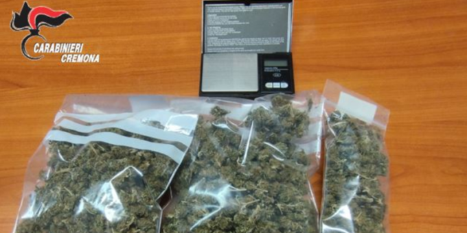 Sorpreso con marijuana, nascosta in casa in barattoli di vetro e bustine di plastica
