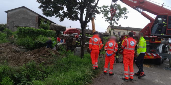 Rimane incastrato nel mezzo agricolo ribaltato: ferito un 28enne