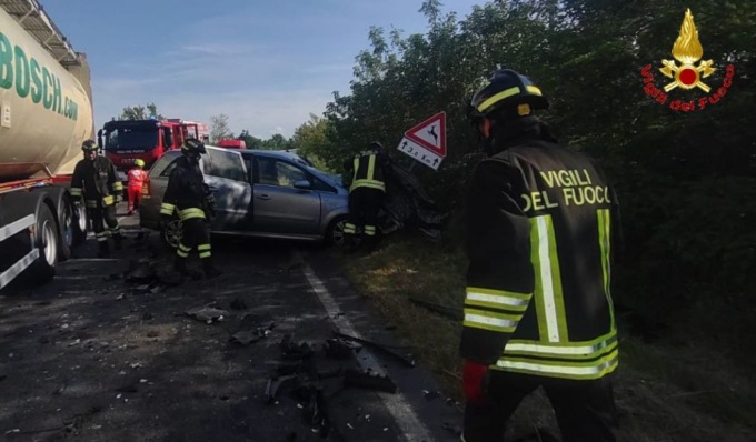 Schianto frontale tra auto e camion, muore una donna di 55 anni