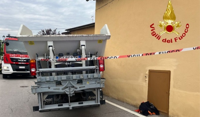 Operatore ecologico rimane incastrato tra il suo mezzo e un muro, in ospedale in elisoccorso